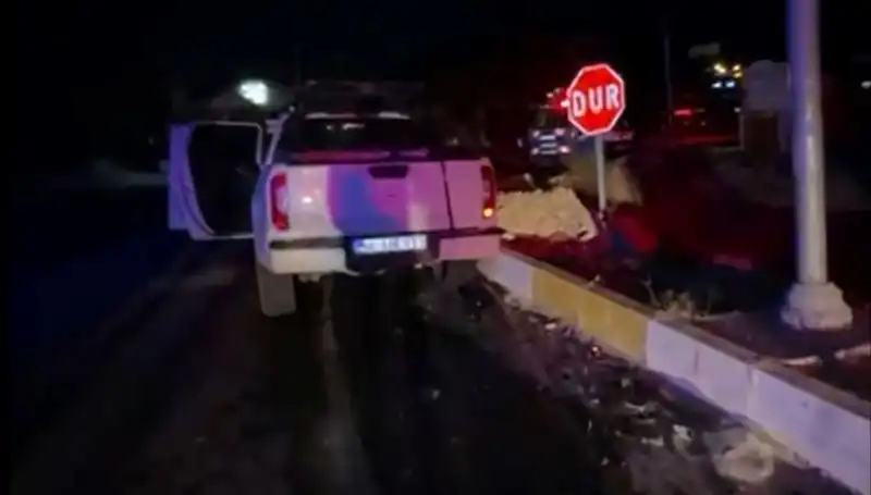 İzmir'de Kamyonet ve Hafif Ticari Araç Çarpıştı: Yaralı Sayısı 7'ye Ulaştı