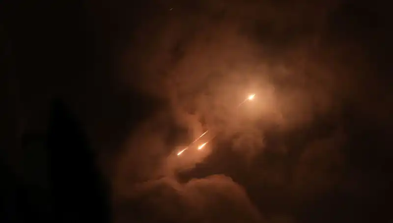 Iran'ın Gece Saldırıları: Füzelerin Ateşlenme Saatleri Ne Anlama Geliyor?