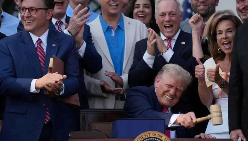 Trump’tan Ekonomiyi Sarsacak Yeni Yasa Tasarısı İmzası
