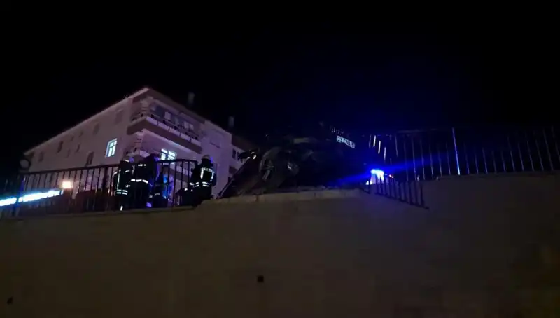 Kontrolden Çıkan Araç Bariyere Çarpıp Asılı Kaldı, Olay Şaşkınlık Yarattı