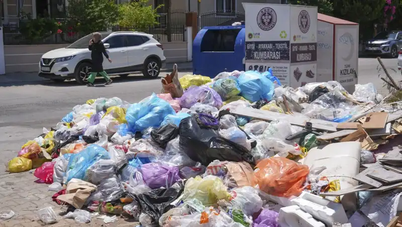 İzmir'de Çöp Sorunu Kafaları Karıştırıyor: Neden Çözüm Bulunamıyor?