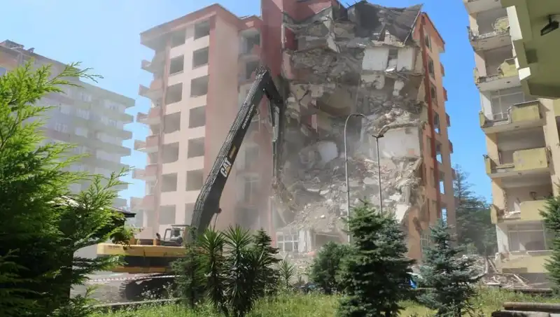 Deprem Değil Dalgalar: İki Bina İçin Yıkım Süreci Başladı!