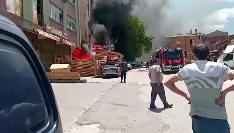 Ankara'da Büyük Yangın: İş Yerleri Alev Alev Yandı