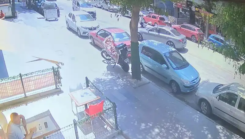 Karşıdan Karşıya Geçerken Araba Çarptı! Muazzam Bir Olay Yaşandı