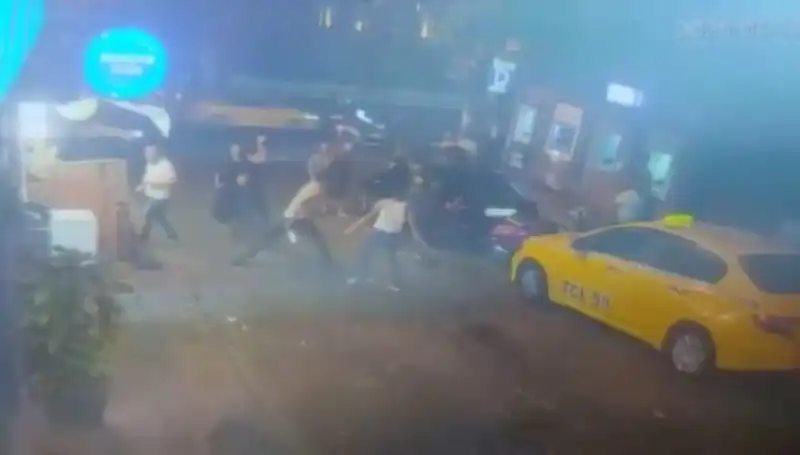 Beyoğlu'nda Laf Atma Kavgası: Kanlı Gelişmeler Gündemi Sarstı