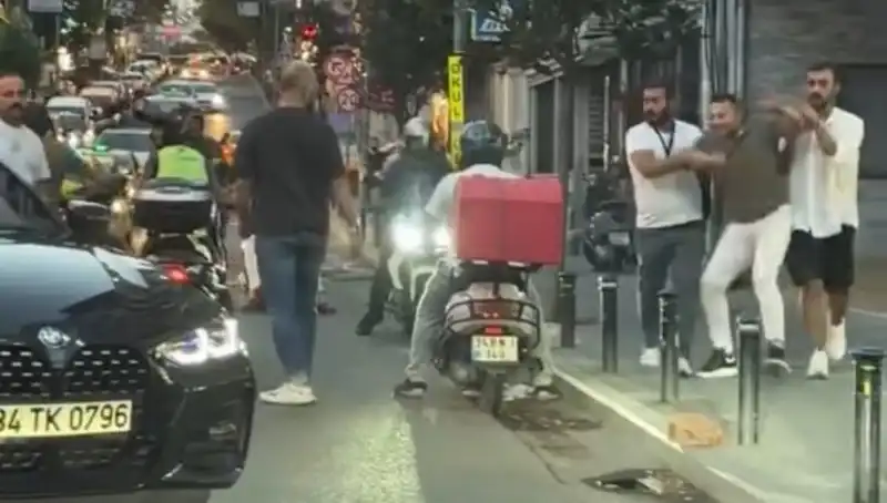 Nişantaşı'nda Yol Verme Kavgası: Sopalı Kavga Göz Göre Göre Yaşandı