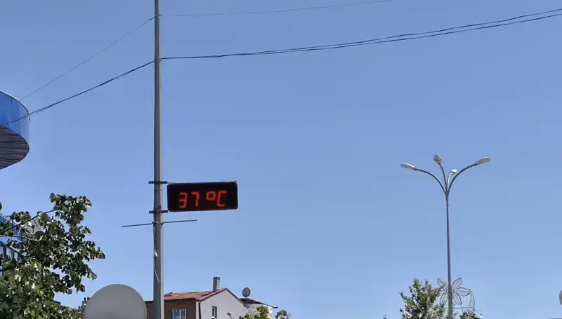 Termometreler Sıcaklık Rekorları Kırıyor: Bir İlçede 38 Dereceyi Geçti
