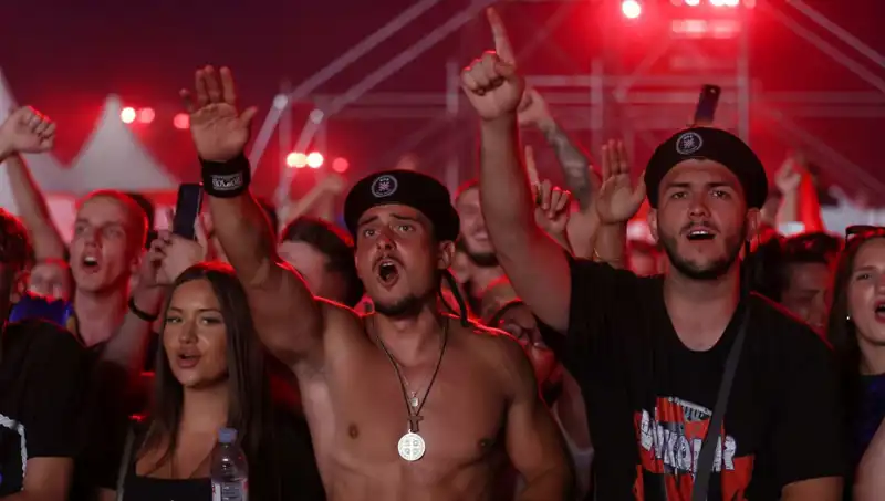 Thompson’in Konserinde Nazi Selamı Skandalı: Tepkiler Çığ Gibi Büyüdü