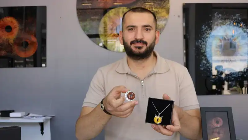 İris Fotoğraflarından Takı ve Tablo Yapan Sanatçı Tanıtıldı