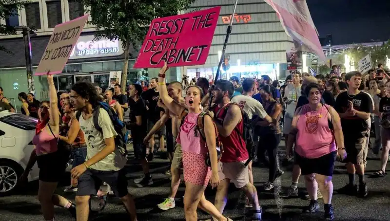 Tel Aviv’de On Binler Netanyahu’ya Karşı Sokağa Döküldü: Protestoların Nedeni Ne?