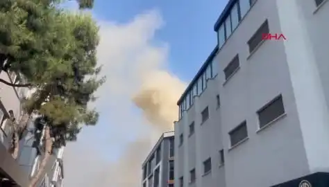 İstanbul'daki 4 Katlı İş Merkezinde Yangın: Olay Yeri Yönetimi Devrede