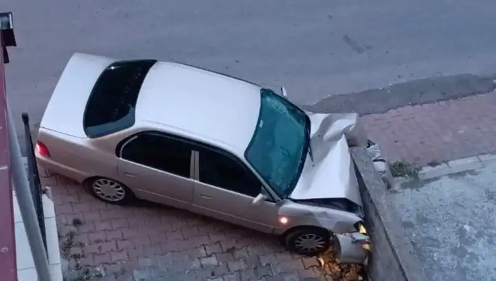 Kontrolü Kaybeden Araç, Duvara Çarptı: Korkutan Kaza Detayları