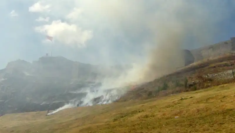 Kars Kalesi Eteklerinde Yangın Faciası: Anız Yangınları Neden Bu Kadar Tehlikeli?
