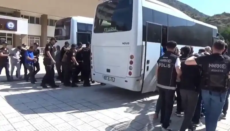 Amasya’da Uyuşturucu Operasyonu: 13 Kişi Tutuklandı, Ağ Kırıma Uğradı