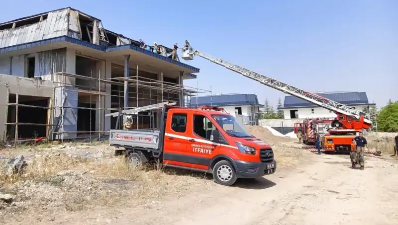 Gölbaşı'nda Villalarda Yangın: Vatandaşlar Tedirgin, Ekipler Müdahale Ediyor