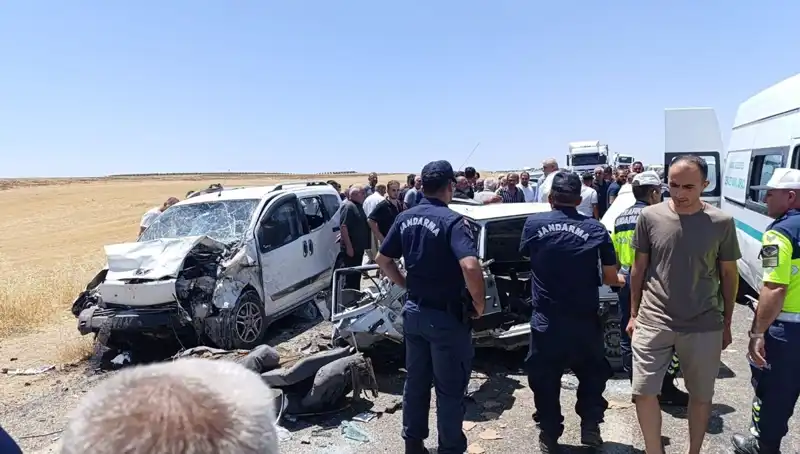 Otomobil ve Hafif Ticari Araç Çarpıştı: İçinde 4 Kişi Hayatını Kaybetti