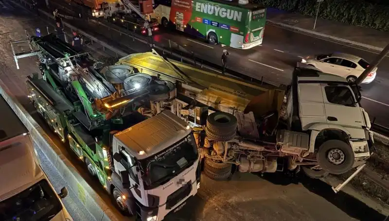 Moloz Yüklü Hafriyat Kamyonunun Devrilmesi: Şok Eden Detaylar ve Son Gelişmeler