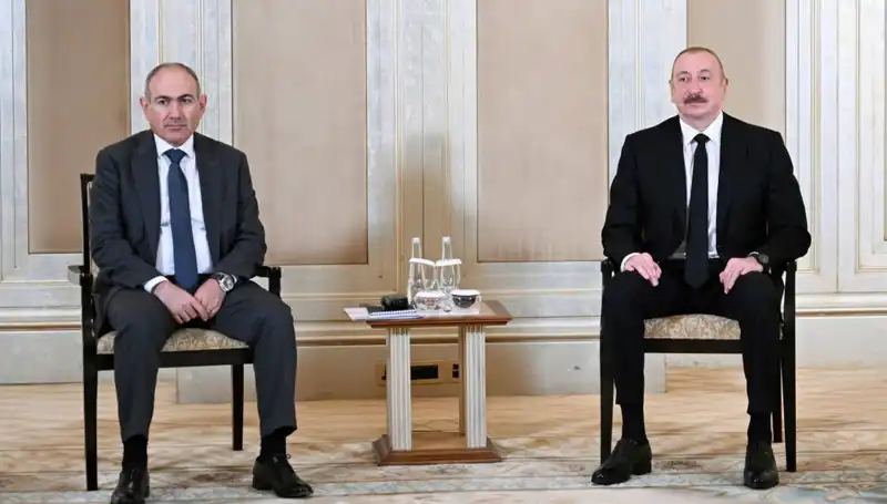 Aliyev ve Paşinyan Abu Dabi'de Tarihi Barış Görüşmeleri İçin Buluştu
