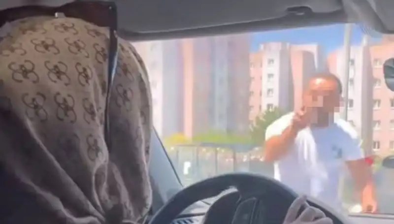 Trafikte Dehşeti Yaşatan Anlar: Önünü Kesti, Camını Yumrukladı
