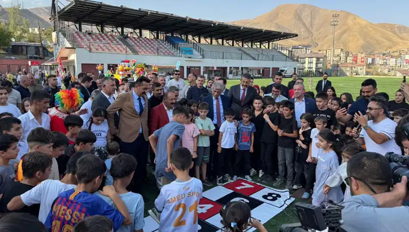 Hakkari’de Coşkuyla Başlayan Anadolu Şenliği: Kültür ve Gelenekler Bir Araya Geldi