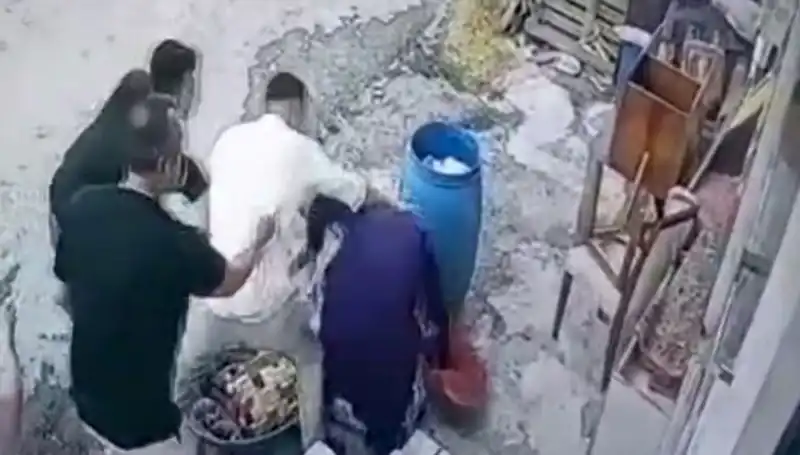 Başakşehir'de Baba ve Oğlu, Bidon Tartışmasında Kadını Darbetti!
